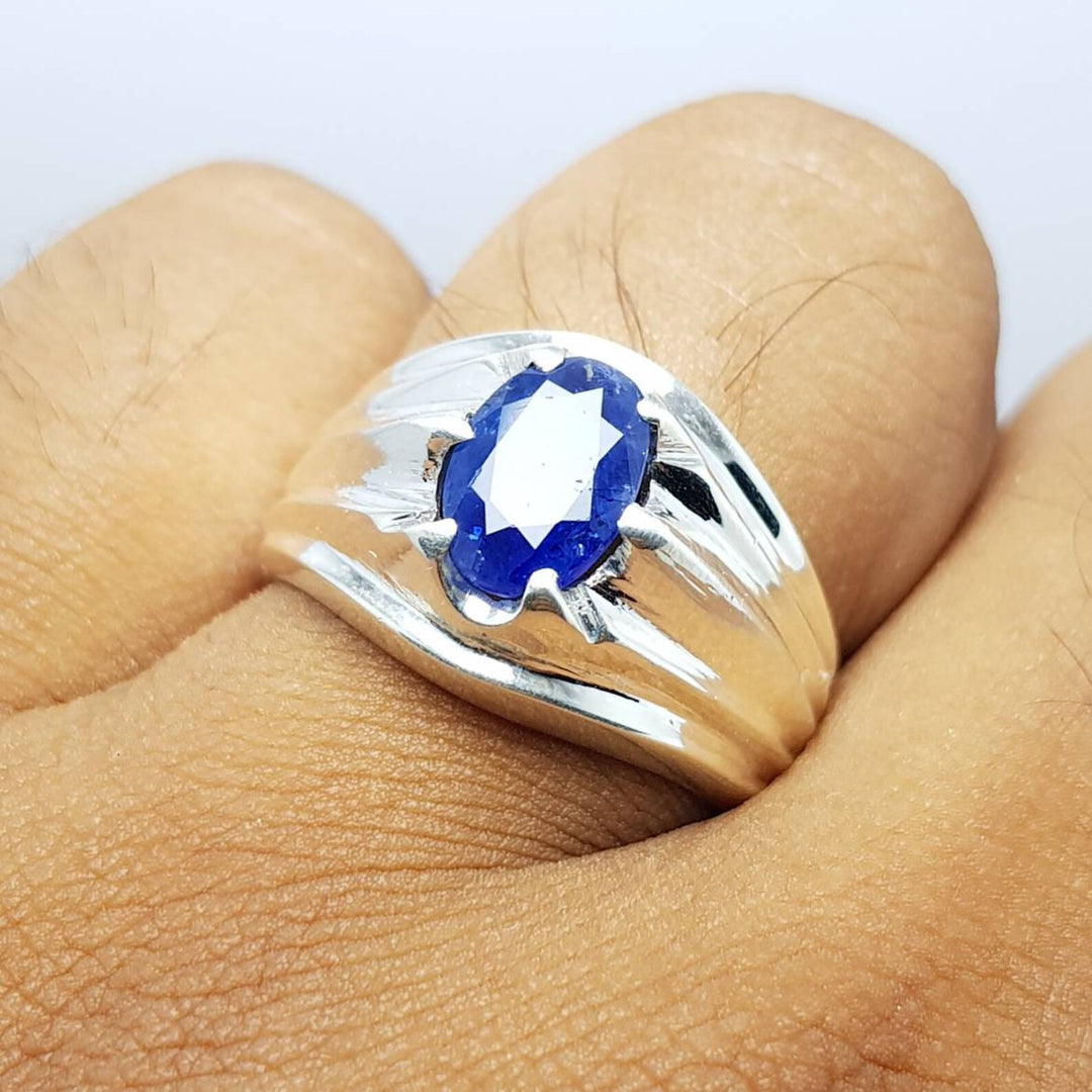 Natural blue sapphire Kashmir mines, 7 carat in silver handmade ring