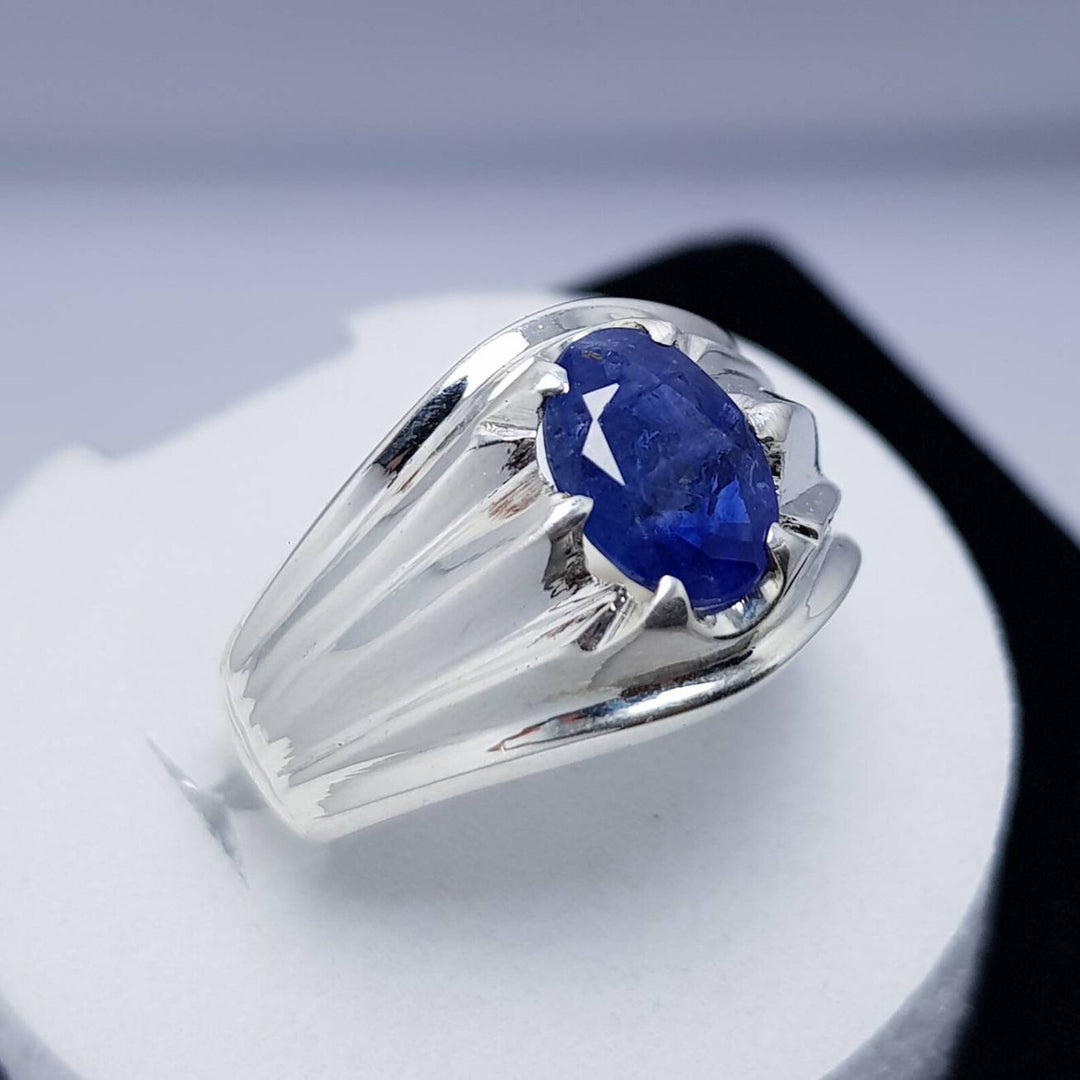 Natural blue sapphire Kashmir mines, 7 carat in silver handmade ring