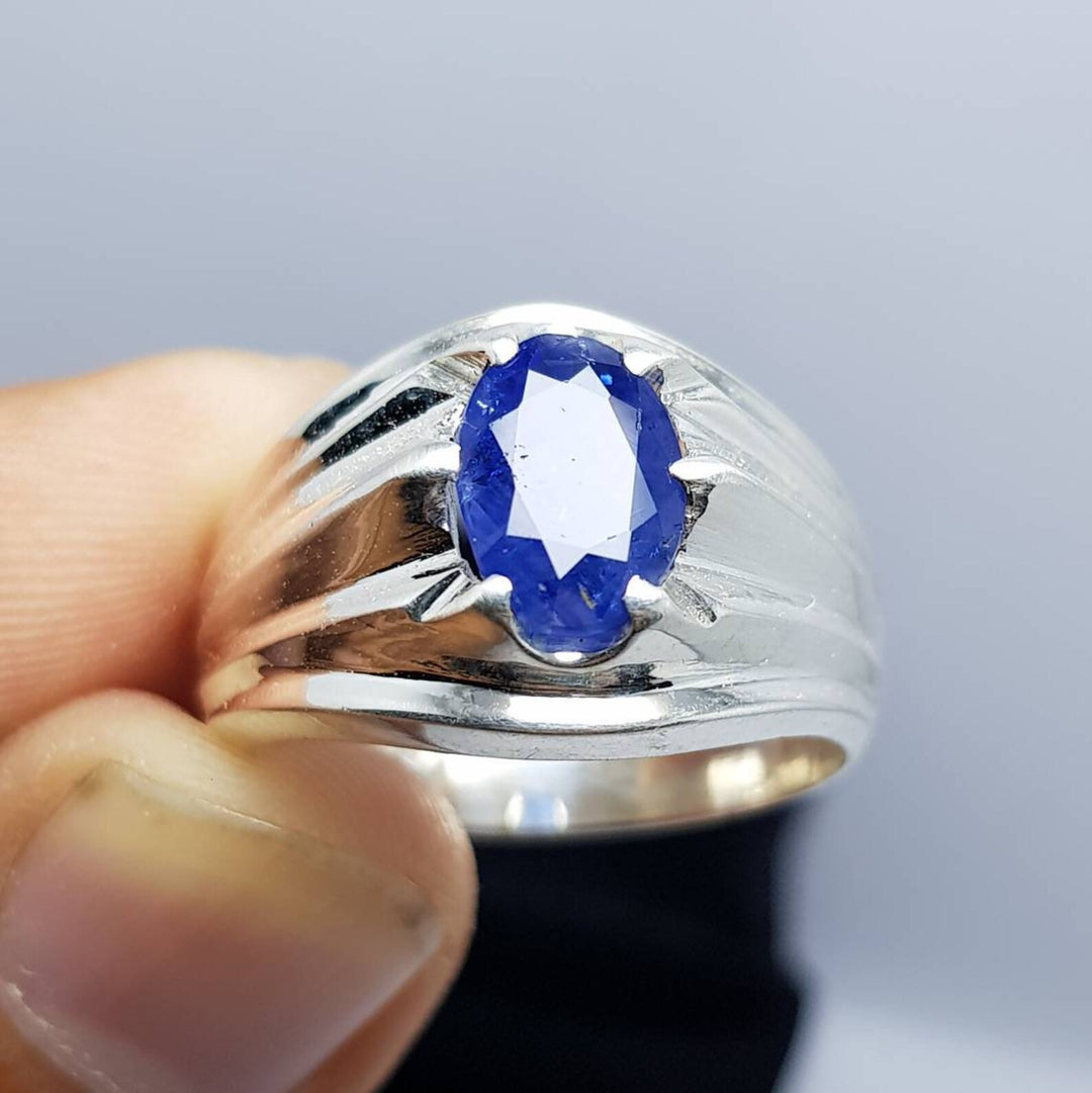 Natural blue sapphire Kashmir mines, 7 carat in silver handmade ring